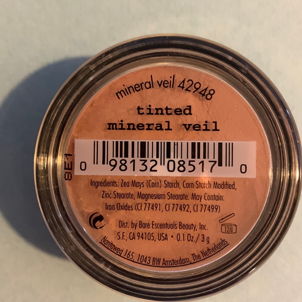 Tinted mineral veil